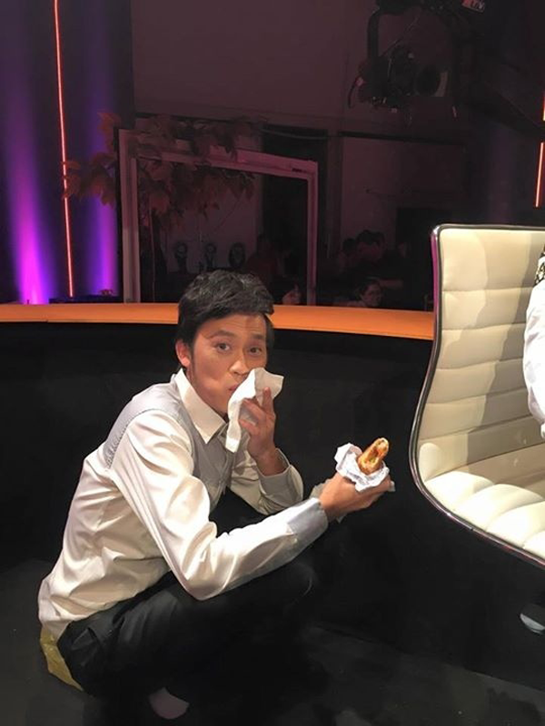 
Hoặc miếng bánh mỳ danh hài này phải tranh thủ giờ giải lao của một gameshow anh ngồi làm giám khảo. Dường như với Hoài Linh, ăn uống chẳng phải là câu chuyện quá quan trọng.
