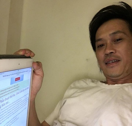 Anh còn đích thân đọc về thông tin mình bị hôn mê trên các trang mạng. Ảnh: Facebook Hoài Linh.