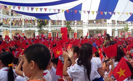
Sân trường Tiểu học Hoàng Liệt rợp cờ hoa của học sinh trong lễ Khai giảng.
