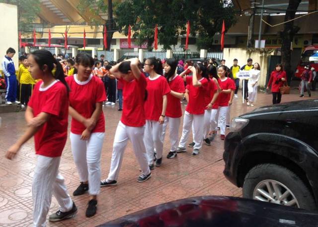 
Từ 7h30, các em học sinh đã xếp hàng tập trung tại sân nhà thi đấu Trịnh Hoài Đức.
