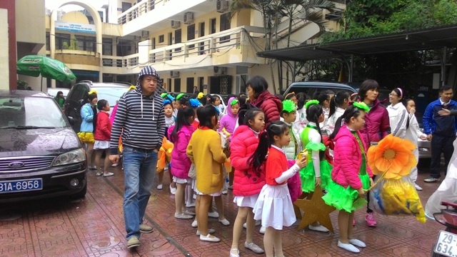 
Sau cả giờ chờ đợi, đến khoảng 9h các em học sinh mới được vào bên trong Hội trường Nhà thi đấu để diễu hành.
