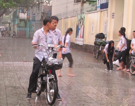 
Lo sợ bão, nhiều trường ở Hà Nội đã cho học sinh nghỉ học. Ảnh minh họa
