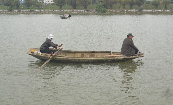 
Đội tìm kiếm tung tích nạn nhân ông Dũng dưới sông Trà Lý vào trưa ngày 12/3. Ảnh: Đ. Tuỳ
