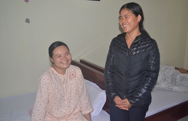 
Nụ cười hạnh phúc của mẹ con sản phụ được mổ cứu sống tại nhà Lương Thị Vân
