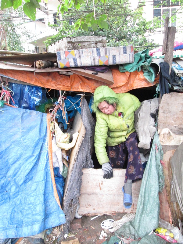 
Bà Phạm Thị Bích (một người vô gia cư) chật vật trong căn lều tạm bợ đằng sau chợ Long Biên.

  
