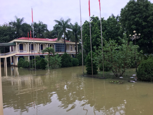 
Cơ quan UBND huyện Hương Khê nằm tại thị trấn cũng bị ngập nặng.
