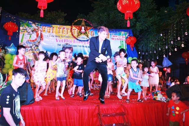 
Ca sĩ Lương Gia Huy quẩy hết mình với các em nhỏ xã Ninh Hiệp.
