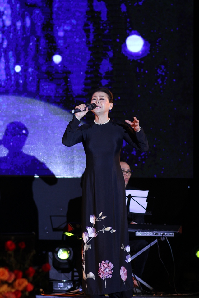 Trong phút trải lòng, Khánh Ly cũng rất mong muốn một lần được hát nhạc Trịnh tại Hà Nội vào một ngày mùa thu.