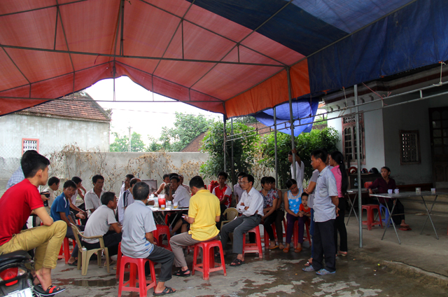 Rất đông người dân tập trung tại nhà anh Định để chuẩn bị công tác hậu sự