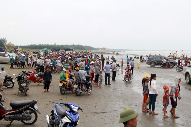Đến chiều cùng ngày, rất đông người dân vẫn tập trung ở bãi biển này để tiếp tục theo dõi tình hình của cá voi