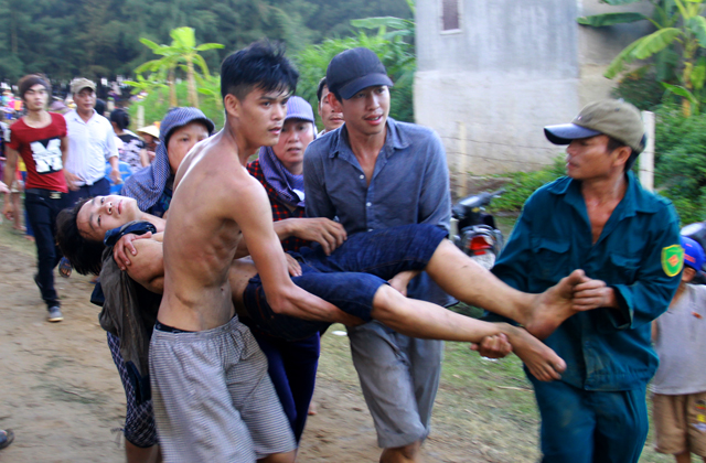 Cáp dây cần cẩu không máy bị đứt trong quá trình trục vớt khiến 1 người bị thương. Ảnh: Phan Ngọc