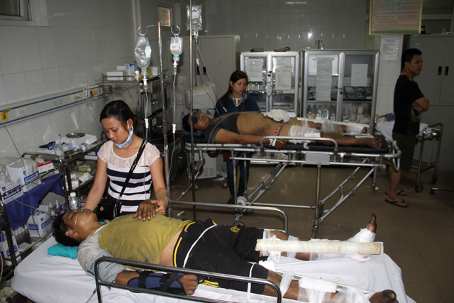 Hai nạn nhân Tú và Hiệp được đưa về cấp cứu tại bệnh viện 115 Nghệ An