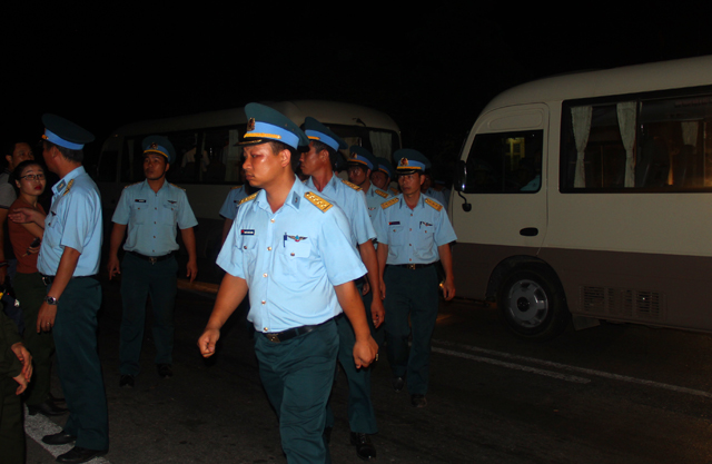 Lực lượng không quân có mặt tại cảng Hải đội 2 từ tối 17/6 để đón chờ thi thể đồng đội vào đất liền. Ảnh: Phan Ngọc