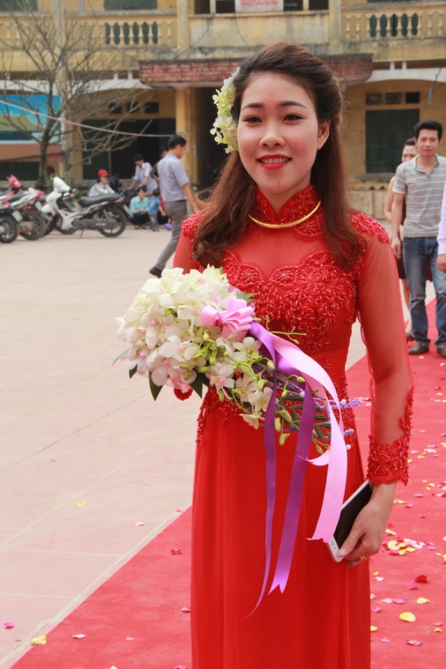 Cô dâu Diệu Thúy rạng rỡ trong ngày chính thức về nhà chồng. Diệu Thúy quê Quảng Ninh và là vợ thứ 3 của Hiệp Gà.