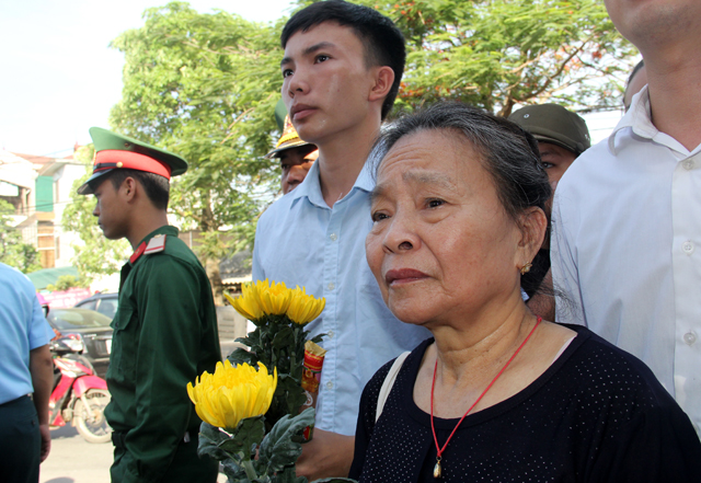 
Đứng đợi trước cửa nhà tang lễ đã hơn 3 tiếng, bà Hiến vẫn chưa thể vào để gặp đồng đội của con trai mình
