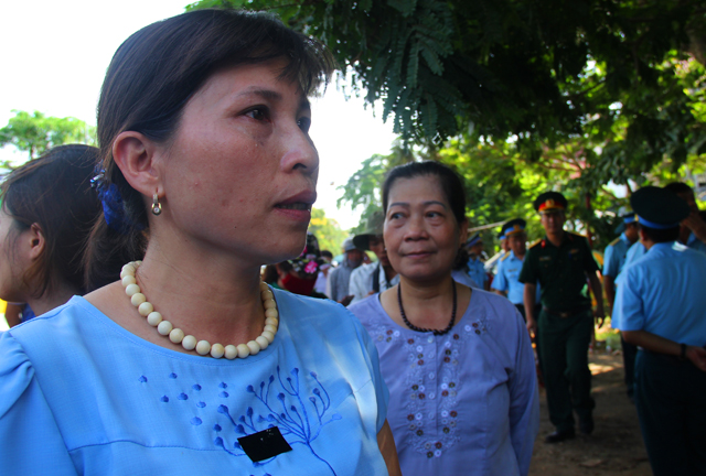 Chị Lê Thị Hưng (SN 1969, Hiệu trưởng trường Tiểu học thị trấn Lam Sơn, huyện Thọ Xuân, Thanh Hóa), bạn 10 năm với anh Khải, kể khi biết lễ truy điệu anh Khải được tổ chức tại Nghệ An, chị đi từ 2h30 sáng, 5h30 có mặt tại Nhà tang lễ. Chị Hưng chia sẻ, hơn chục năm làm bạn, anh Khải rất hòa đồng, thân thiện, vui tính.