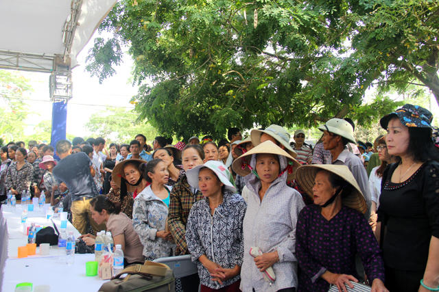 
Dưới cái nắng như thiêu đốt của mảnh đất xứ Nghệ, ngay từ sáng sớm đã có hàng ngàn người từ các đoàn cán bộ, chiến sĩ, các đoàn thể cùng rất đông người dân đã có mặt tại nhà tang lễ Bệnh viện Quân Y 4 (TP.Vinh, Nghệ An) để làm lễ truy điệu đại tá, phi công Trần Quang Khải.
