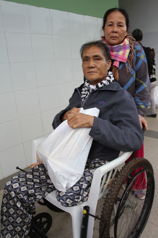 Vợ chồng bệnh nhân Đặng Cường (60 tuổi, quê Hội An, Quảng Nam) ấm lòng khi nhận quà Tết. Ảnh: Đức Hoàng