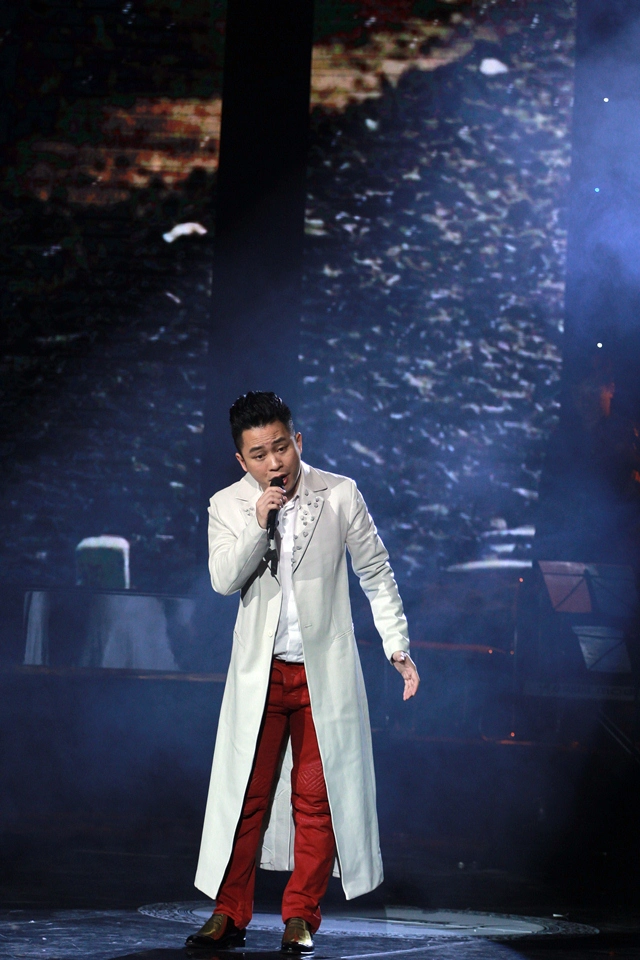 
Tham gia đêm nhạc, ca sĩ Tùng Dương cũng để lại nhiều ấn tượng khi trình bày các bài hát làm nên tên tuổi của mình.
