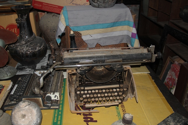 
Máy đánh chữ đơn sơ ngày xưa.
