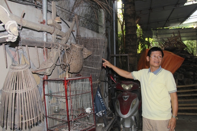 
Một góc trưng bày các công cụ sản xuất nông nghiệp của người Việt thời xưa. Người cha 3 con này chia sẻ, tâm nguyện lớn nhất của mình là con cháu của mình sẽ mãi không quên đi cội nguồn dân tộc.
