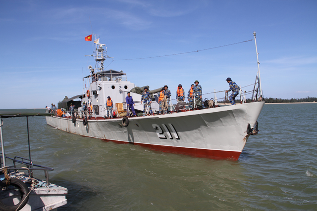Tàu Hải quân 211 chở nhu yếu phẩm ra tiếp ứng cho việc tìm kiếm cứu nạn. Ảnh: Phan Ngọc