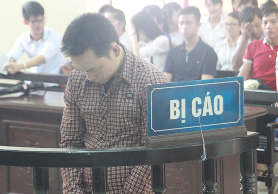 
Bị cáo Quang cúi đầu nhận tội tại phiên tòa
