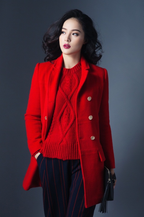 Những chiếc áo khoác màu đỏ luôn là sự lựa chọn lí tưởng để thể hiện sự nổi bật, trẻ trung và thu hút cho người mặc. Kết hợp với phụ kiện hay trang phục màu đen hoặc trắng sẽ tạo điểm nhấn cho set đồ.