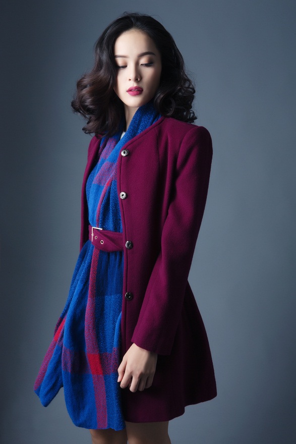 Hay áo khoác đỏ burgundy càng mang lại sự quyến rũ cho người nhìn bởi vẻ ngoài dịu mắt và trang nhã. Mix với khăn quàng to bản càng tăng thêm khả năng giữ ấm lẫn vẻ sành điệu cho người mặc.