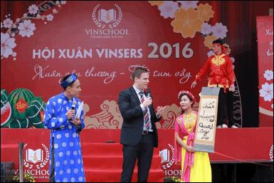 Điểm nhấn đầu tiên của Hội Xuân Vinsers 2016 là màn tái hiện lại trường thi xưa với cuộc thi “Vinsers vui câu đối tết”. Ngài Phó Đại sứ New Zealand chia sẻ đặc biệt “ấn tượng” với khả năng viết thư pháp và ra vế đối của học sinh Vinschool trong Hội Xuân năm nay.