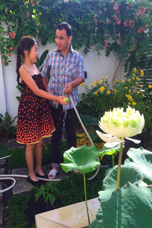 Quyền Linh cùng con gái Lọ Lem tưới nước cho vườn cây.