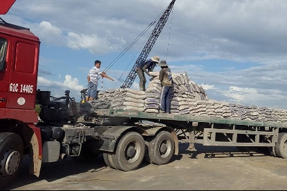 Một xe xi măng đang lấy hàng ở bên trong cảng Thạnh Phước.