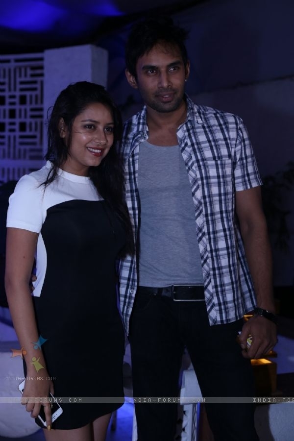 
Pratyusha Banerjee công khai bạn trai Rahul Raj Singh của mình. Ảnh: Daily bhaskar
