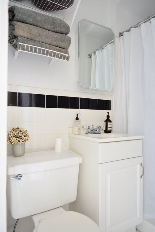Phòng tắm khá nhỏ nên chủ nhà tận dụng từng cm và chỉ sử dụng chủ yếu tông trắng.