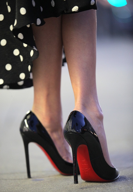Các ngôi sao màn bạc khi bước lên thảm đỏ đều yêu chuộng giày đế đỏ huyền thoại của Christian Louboutin. Đôi giày gót nhọn mang tên Pigalle làm từ da đen bóng được coi là vũ khí bí mật của nữ giới để có đôi chân khêu gợi. Cái giá 14 triệu/đôi được xem là xứng đáng cho đẳng cấp hàng hiệu của Louboutin.