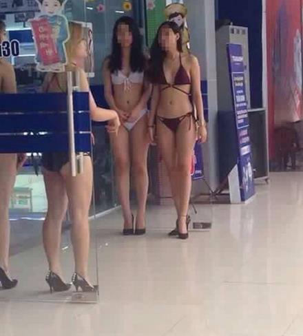 Mặc bikini bán hàng ở siêu thị T.A