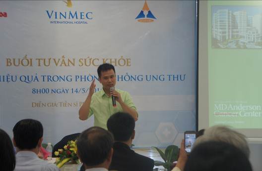 TS Phan Minh Liêm với buổi trò chuyên đầy tâm huyết chia sẻ kiến thức để phòng chống bệnh ung thư tại Bệnh viện Đa khoa Quốc tế Vinmec Nha Trang.