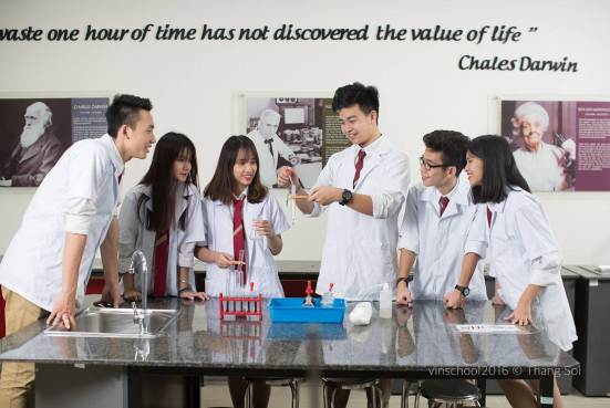 Với triết lý “Giáo dục toàn diện” tại Vinschool, các học sinh có tiềm năng tại các môn năng khiếu, xã hội, khoa học, đã từng giành giải Quốc tế, Quốc gia và các cấp đều có lợi thế trong việc đăng ký xin cấp học bổng. (Ảnh: Tiết học Hoá tại phòng thí nghiệm của Trường Trung học Vinschool)