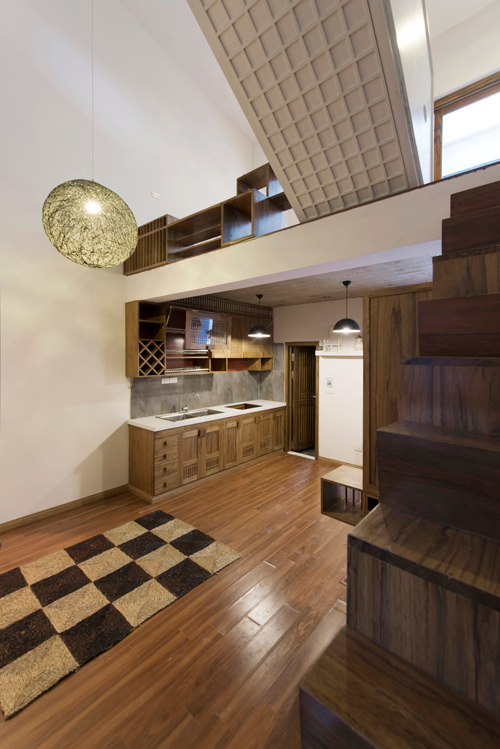 Lựa chọn giải pháp tầng lửng giúp khu vực phòng khách được thoáng đãng hơn nhờ trần cao và bếp cũng rộng hơn.