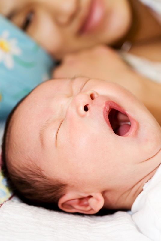 Chọn loại tã có khả năng thấm hút tốt để hạn chế thay tã trong lúc bé ngủ