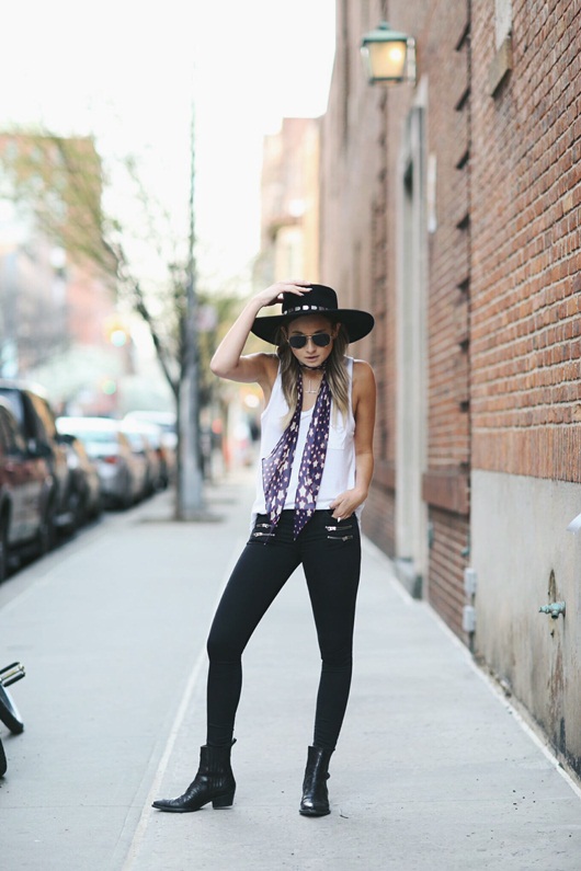 Áo ba lỗ dáng ôm còn có thể kết hợp quần skinny jeans, bốt cổ ngắn, khăn quàng mảnh và mũ fedora.