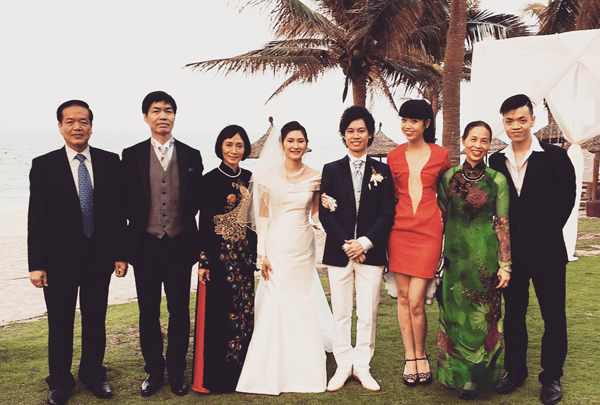 
Nhờ có đám cưới của người em họ mà các thành viên trong gia đình người đẹp tụ họp được cùng nhau. Bình thường họ đều có công việc riêng ở các nước Nhật, Mỹ, Pháp.
