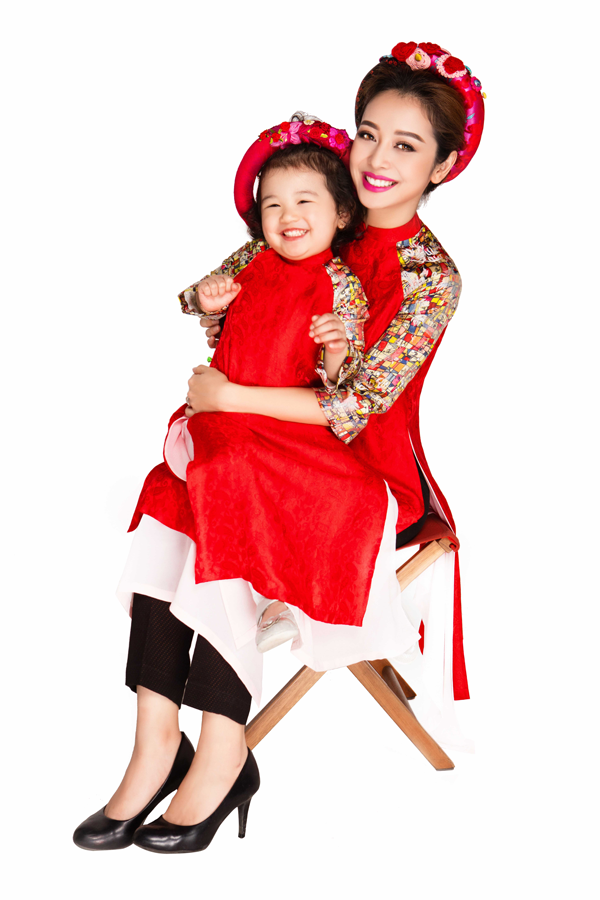 
Người đẹp Jennifer Phạm chụp hình cùng con gái, bé Na, kết quả ngọt ngào của cô với doanh nhân Đức Hải.
