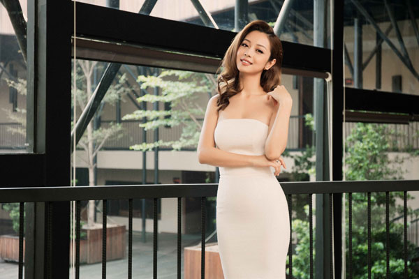 
Cô diện đầm của nhà thiết kế việt kiều Kate Chau Phạm. Thiết kế này đã khoe khéo làn da mịn màng và vóc dáng thon thả của người đẹp.
