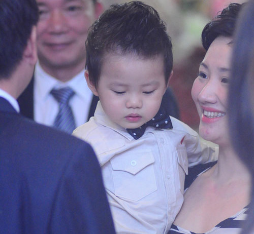 Con trai đầu của Đăng Khôi - Thủy Anh xuất hiện trong đám cưới của bố mẹ