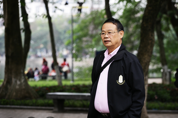 
Một du khách người châu Á ung dung ngắm cảnh với chiếc áo khoác khá mỏng

 
