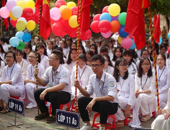 
Học sinh PTTH chuyên Phan Bội Châu trong ngày khai giảng
