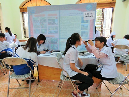 
Trong 1 tiếng đồng hồ đã có hơn 300 học sinh của trường Thái Phiên tới khám, tiêm chủng. Ảnh: ML
