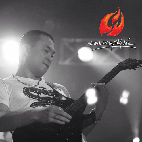 
Live show Nhiệt - Đôi bàn tay thắp lửa vừa qua, anh cũng tích cực tham gia với tình yêu Rock cháy bỏng.
