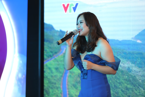 
Trong sự kiện, cô thể hiện ca khúc Bonjour Vietnam khiến khách mời vô cùng yêu thích.
